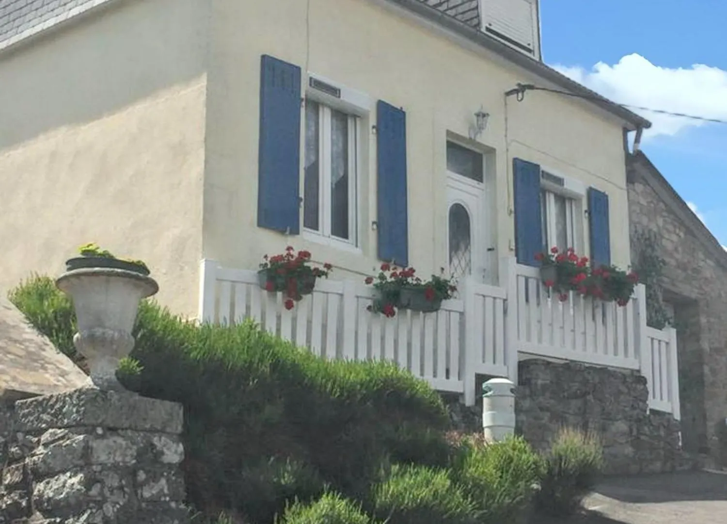 Maison Confortable A Chateaulin Avec Jardin Et Terrasse.